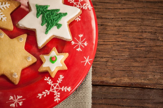 Free photo red dish with cookies shaped like a christmas tree