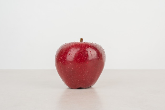 Free photo a red, fresh apple on white background .