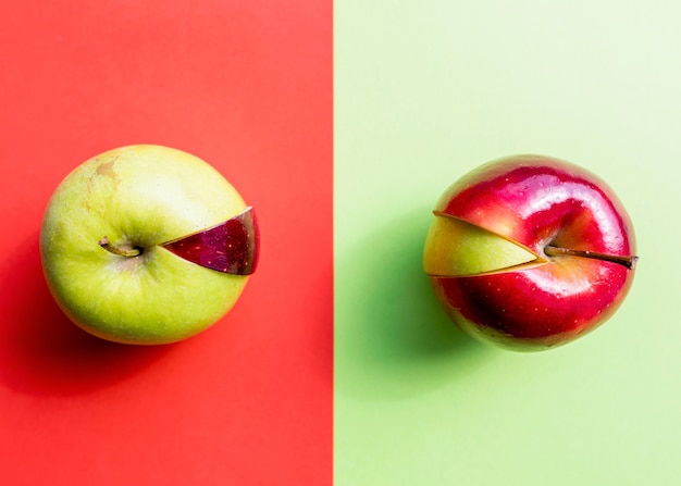 Free photo red and green apple with different slices