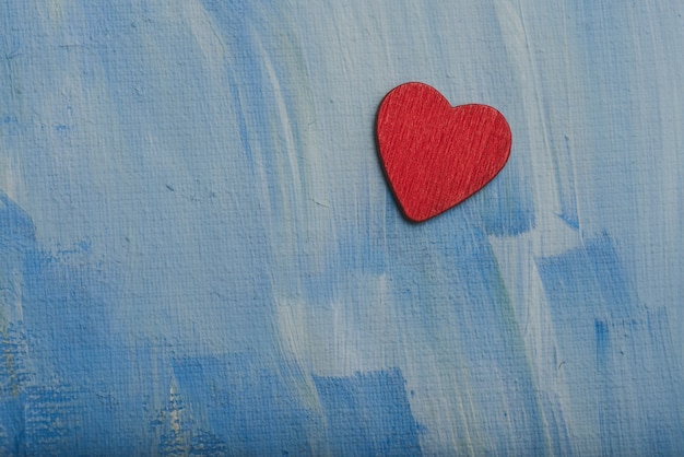 Free photo red heart on a blue wall