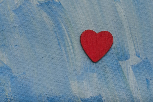 Free photo red heart on a blue wall