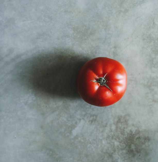 Free photo red heirloom tomato on a gray background