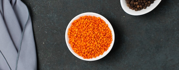 Free photo red lentil beans in a white bowl on the table