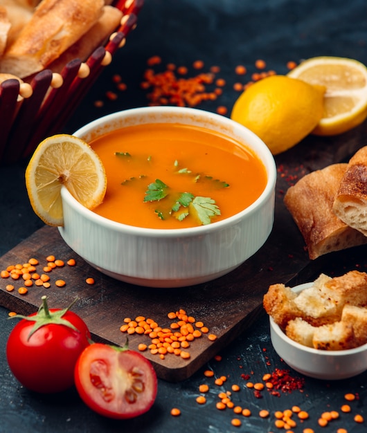 Free photo red lentil soup with a slice of lemon and breadcrumbs