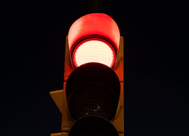 Free photo red light on a traffic light at the street at night