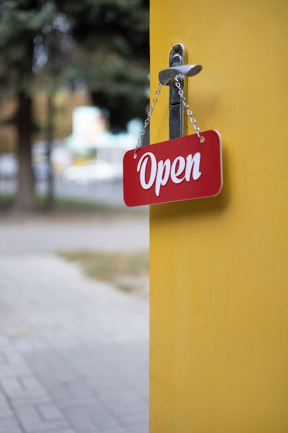 Free photo red open sign hanging on doorknob