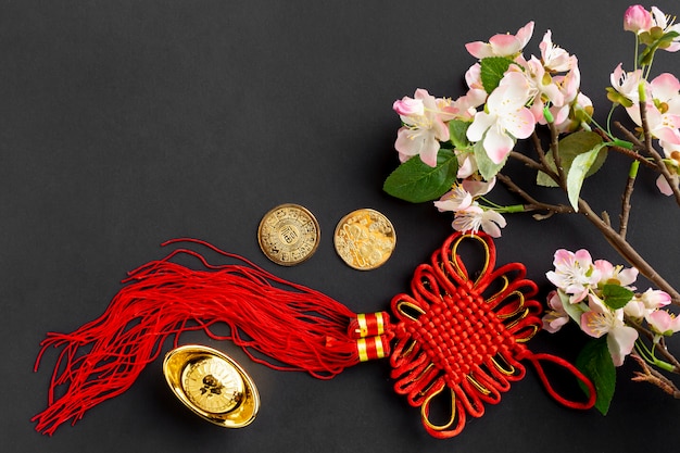 Free photo red pendant and cherry blossom for chinese new year