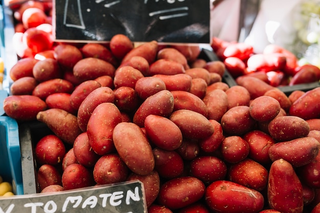 Free photo red potatoes for sale at the market stall