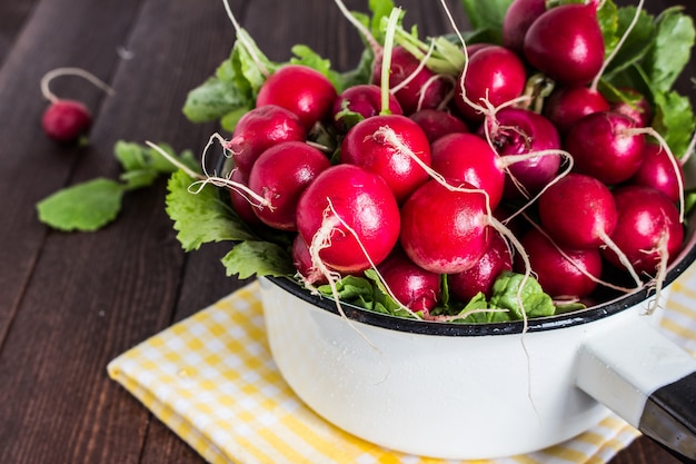 Free photo red radishes in bowl on wood table