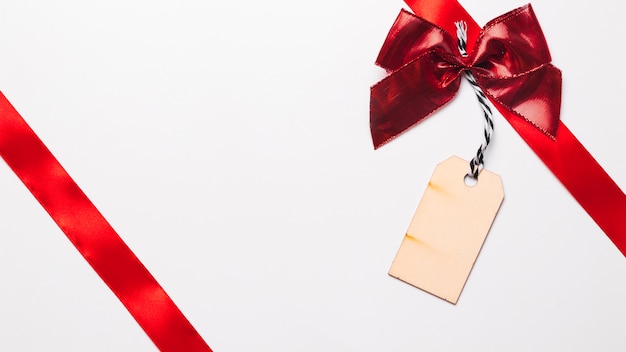 Free photo red ribbons with bright bow and tag