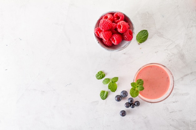 Free photo red smoothie with raspberries and basil