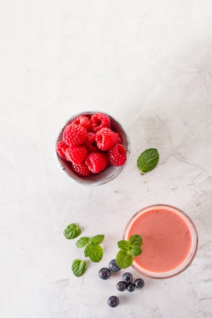 Free photo red smoothie with raspberries