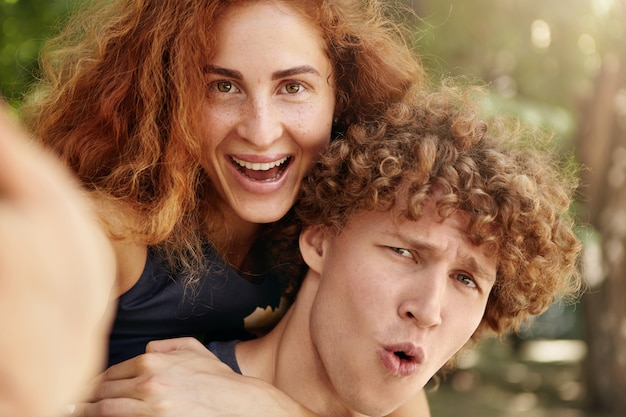 Free photo redhead pretty woman embracing her boyfriend