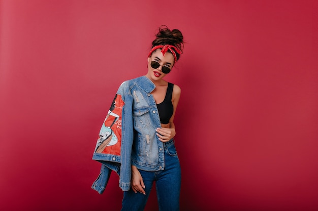 Free photo refined caucasian girl in blue denim jacket posing