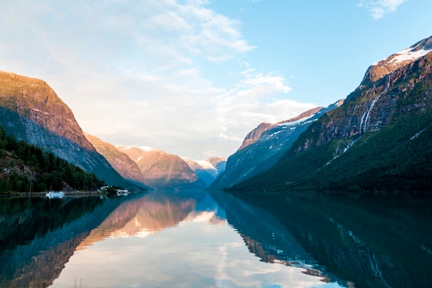 Free photo reflection of rocky mountains and sky on beautiful lake