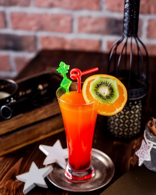 Free photo refreshing cocktail decorated with orange and kiwi slices