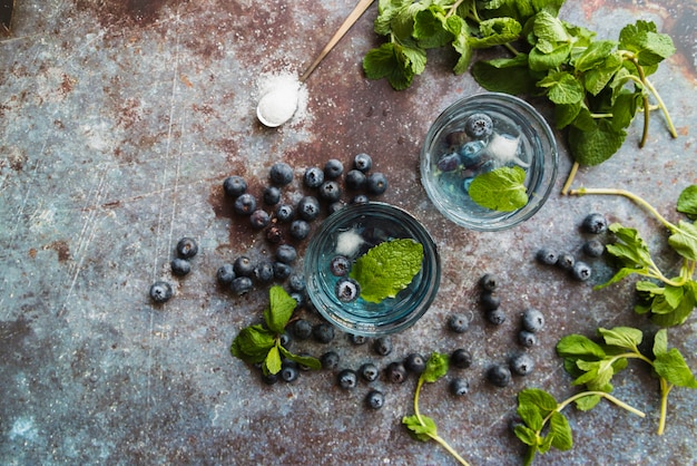 Free photo refreshing cold drinks with blueberries and mint