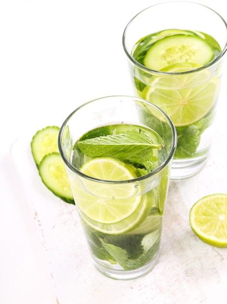 Refreshing drink with lemon slices