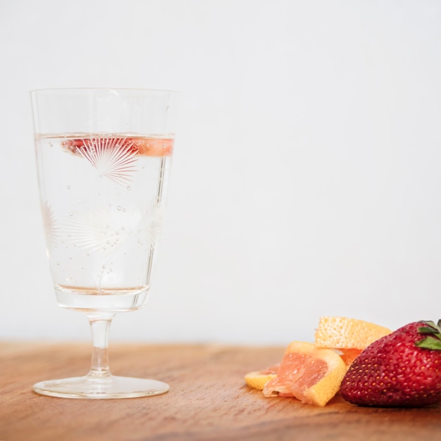 Free photo refreshing drink with strawberry and grapefruit