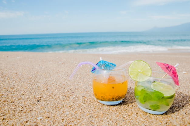 Free photo refreshing drinks on beach