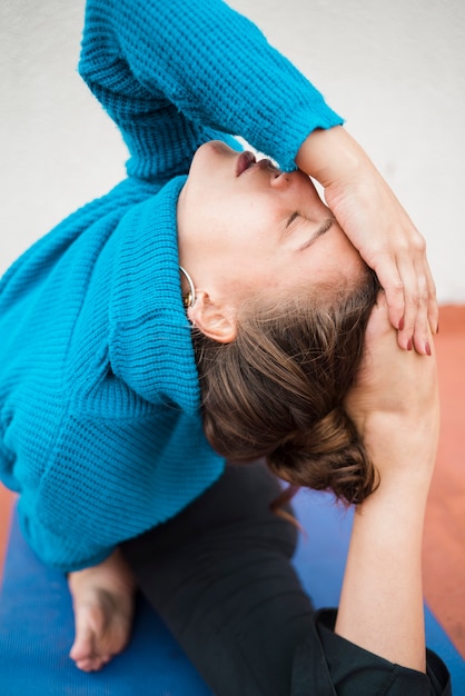 Free photo relaxed girl practicing yoga at home