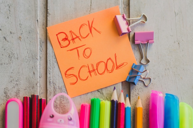 Free Photo reminder and colorful supplies on table