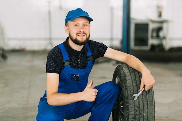 Free photo repairmen and tire at garage