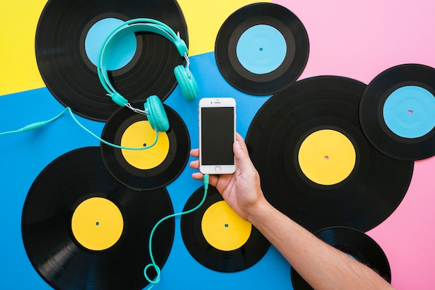 Free photo retro music concept with smartphone and vinyls