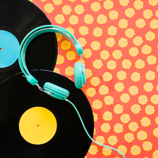 Free Photo retro music concept with two vinyls and headphones