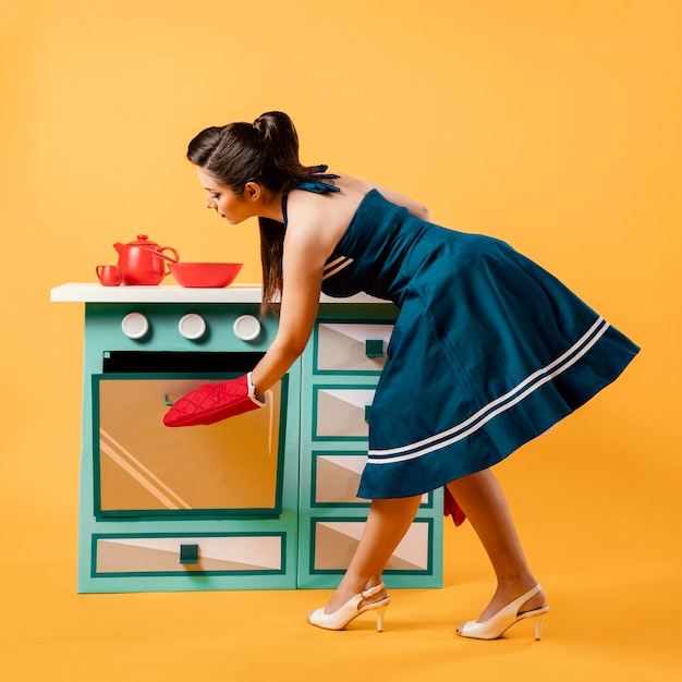 Free photo retro pinup girl in the kitchen