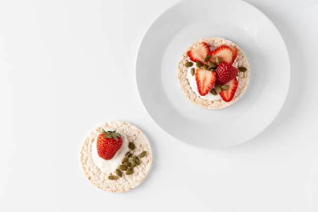 Rice cakes and halves of strawberries