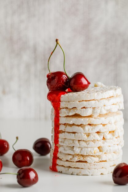 Rice cakes with cherries and sauce