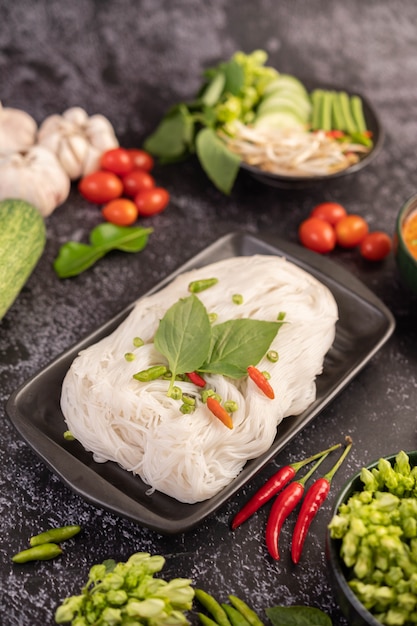 Rice noodles in a black plate.