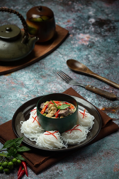 Free photo rice noodles, chicken green curry, coconut milk thai food.