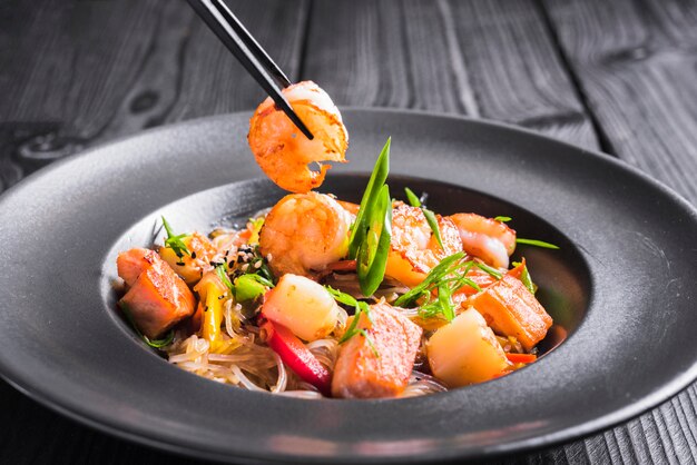 Rice noodles with shrimps and vegetables