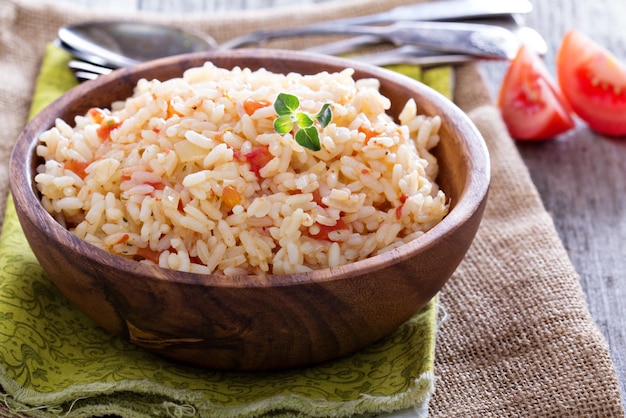 Free photo rice with tomatoes and onions