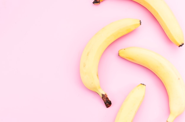 Free photo ripe bananas scattered on table