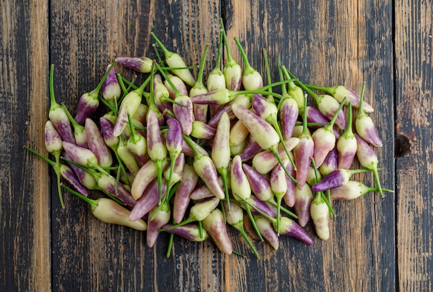 Free photo ripe peppers flat lay on a wooden