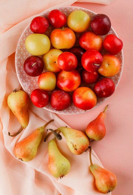 Ripe plums in a plate with pears