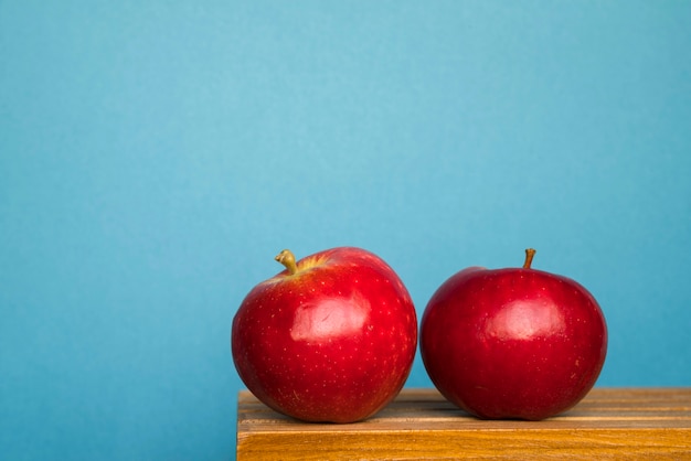 Free photo ripe red apples on table