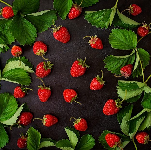 Free photo ripe strawberries and leaves. top view