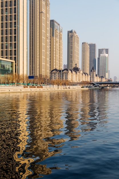 Free photo river and modern buildings against sky