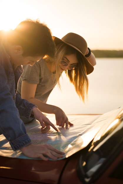 Free photo road trip concept with young couple