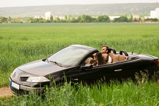 Free photo road trip concept with young couple