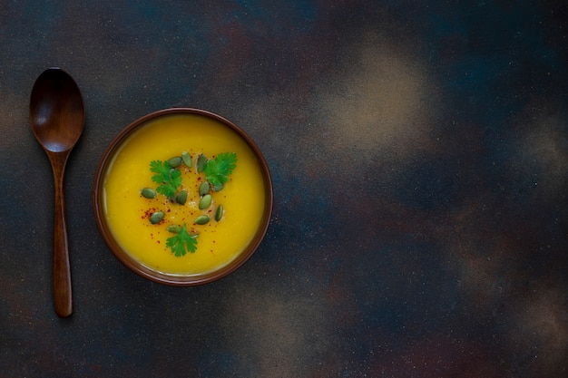 Free Photo roasted butternut squash cream soup with pumpkin seeds