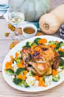 Free photo roasted chicken on plate at table