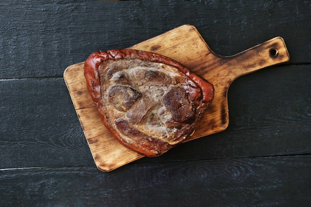 Free photo roasted meat on cutting board