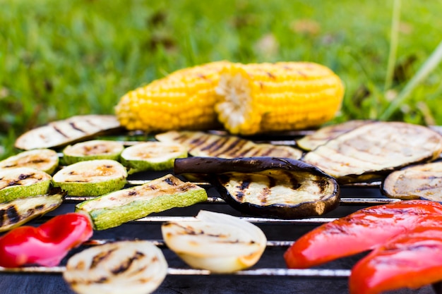 Free photo roasted vegetables on hot grill during picnic