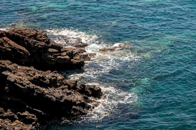 Free photo rocky coast with turquoise sea