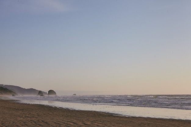 Free photo rocky shoreline of the pacific ocean at cannon beach, oregon, usa